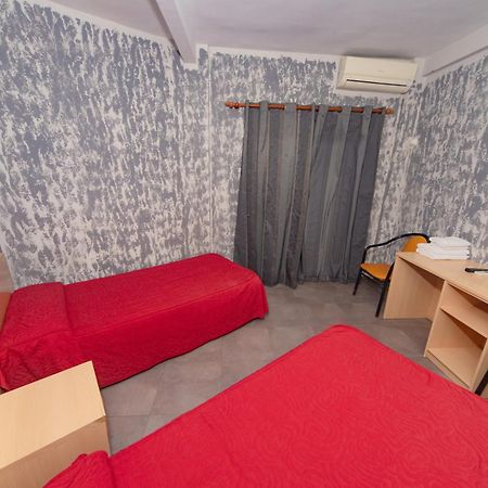 Hostal Virginia Favareta Eksteriør bilde